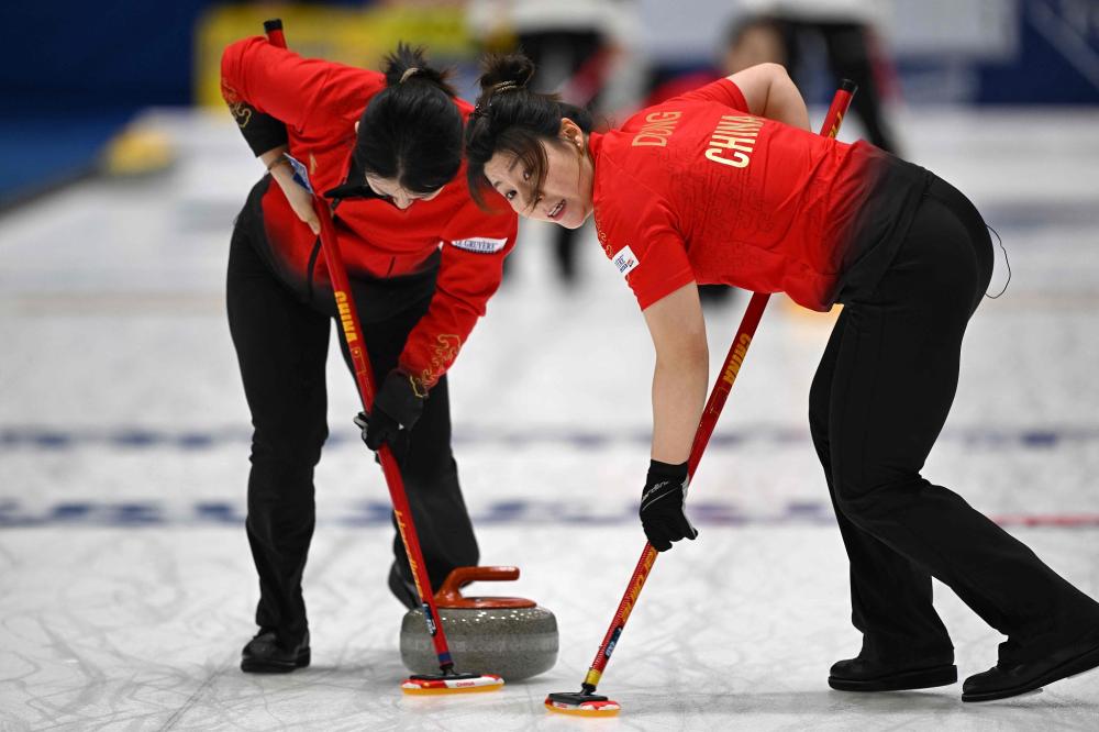 足球欧冠裁判组遭强烈质疑，争议球镜头热议不断