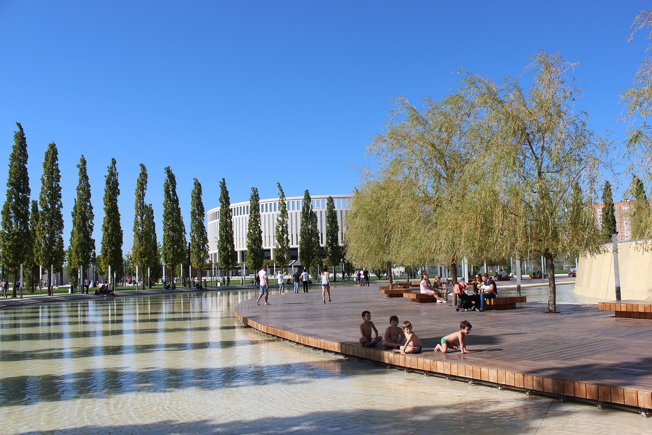 同一天绝代双骄各进一球！以下是媒体对C罗和梅西的...